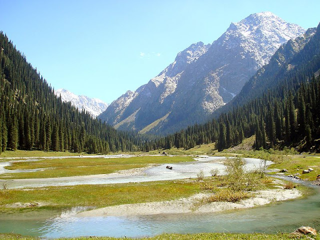 Pegunungan Tian Shan di Kirgizstan.