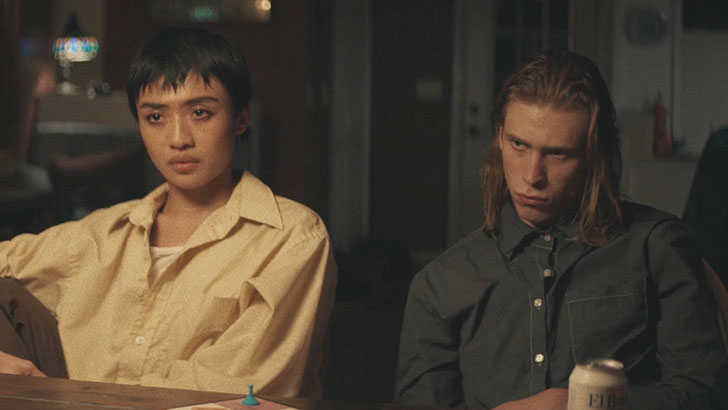 Brianne Tju e Owen Teague como Greta e Al no filme 'Perdidos na Noite', de Eli Horowitz