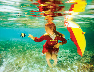niña bajo el agua jugando