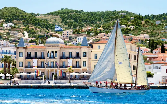 Όρτσα τα πανιά για το Spetses Classic Yacht Regatta 2016