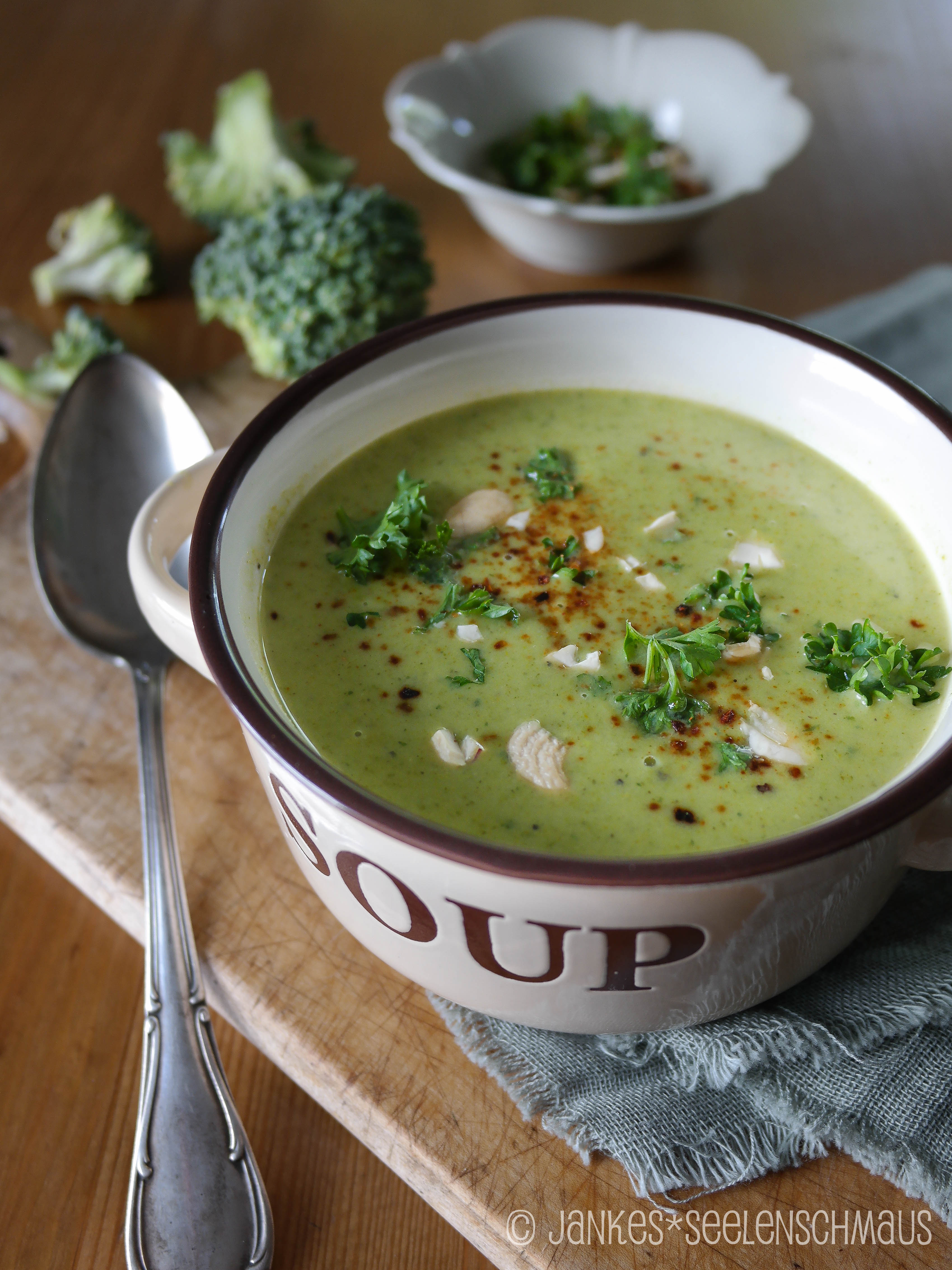 Jankes Seelenschmaus: Brokkoli-Kokos-Suppe mit Cashewkernen