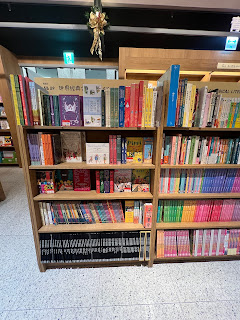 推薦兒童書店，裡面童書繪本豐富，尤其是英文書，從英語幼幼遊戲書，原文繪本童書，英文語言學習用書，分級讀本，英文科普知識書，英文青少年小說，漫畫，英文有聲書等琳瑯滿目，還有一整櫃韓國知名英語有聲書出版社JYBOOKS的有聲書。不管是進行英文親子共讀的家長，或是奉行廖彩杏老師的有聲書學習法，都可以來找