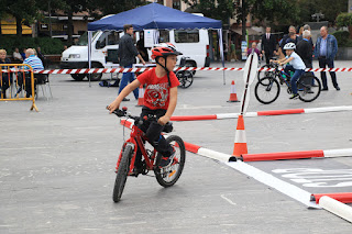 Niños participantes en las actividades ciclistas en Herriko Plaza