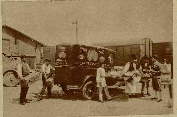 1932 - angajații companiei Fyffes plc  descarcă banane în depozitul de lângă Gara Filaret din București