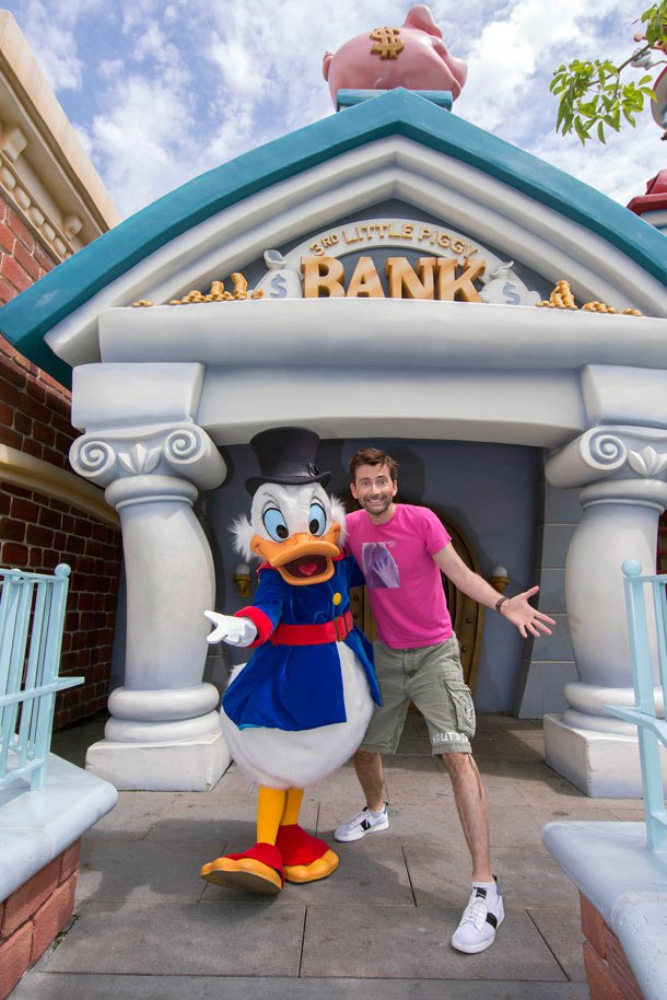 Photos Ducktales Star David Tennant Visits Scrooge Mcduck At Disneyland - disneyland wales theme park roblox