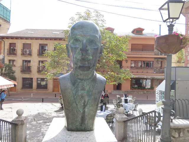 Busto de Vicente Aleixandre en Miraflores de la Sierra.