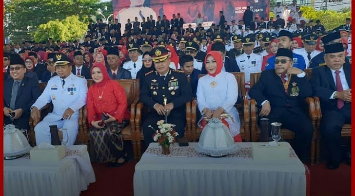 Kapolrestabes Makassar dan Ketua Bhayangkari Tabes Makassar Hadiri Upacara Pengibaran Bendera Merah Putih  