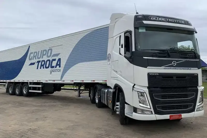 Volvo FH com carreta baú do Grupo Troca Logística