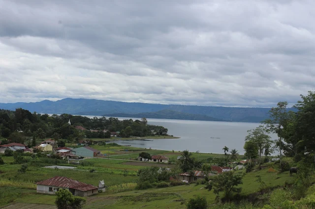Keindahan alam Danau Toba terlihat dari Tugu Sitohang