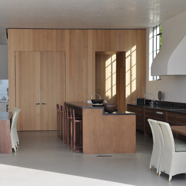 Kitchen with breakfast bar in Cliff House by Giannetti home