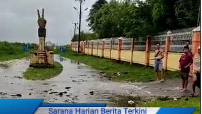 Dampak Cuaca Ekstrim, Banjir Rob Pesisir Pantai Pinrang Genangi Jalan Dan Rumah Warga 