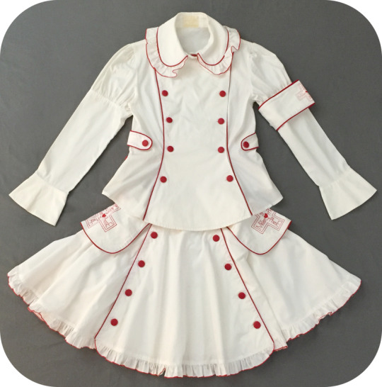 conjunto Nurse Lolita branco com detalhes em vermelho