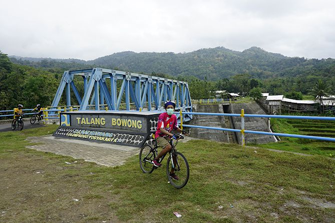 Ikut berfoto di Jembatan Talang Bowong