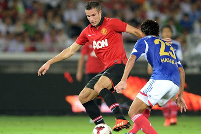 Robin Van Persie berduel dengan Masakazu