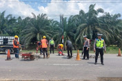 Melihat Ruas Jalan Berlobang di Aceh Tamiang, Polantas Bersama PPK 1,5 Jalan Nasional Tidak Tinggal Diam