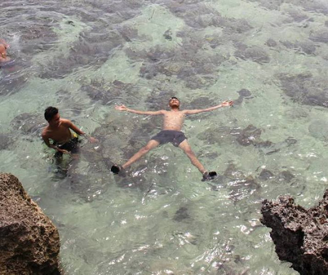 menikmati pantai tubo tengah majene