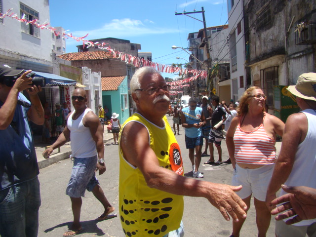 Banho à fantasia, o abre alas do carnaval de Salvador