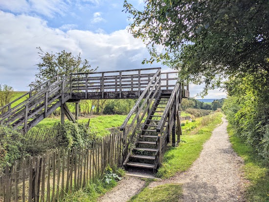 The footpath alongside the Wendover Arm of the Grand Union Canal