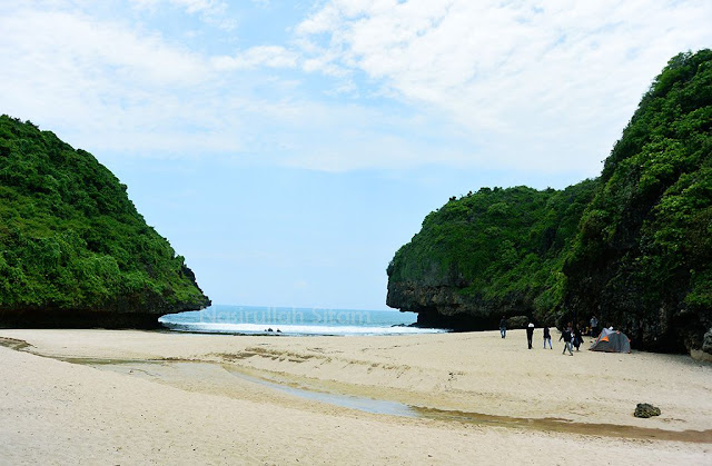 Pantai Greweng diapit dua tebing, seperti pantai-pantai lain di Gunung Kidul