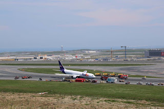 Boeing 767 freight airliner lands in Istanbul runway without its front gear