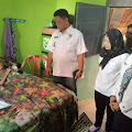Mewakili Pemkab Musi Rawas, Camat Tugumulyo Jenguk Warganya Menderita TB Tulang