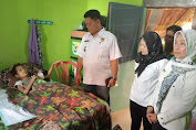Mewakili Pemkab Musi Rawas, Camat Tugumulyo Jenguk Warganya Menderita TB Tulang