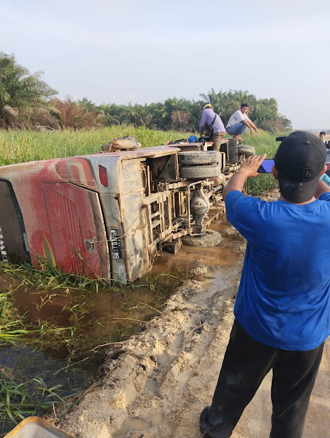 Diduga Tidak Laik Jalan, Bus Angkutan Anak Sekolah Milik PT Adei Plantations Terbalik di Desa Kemang