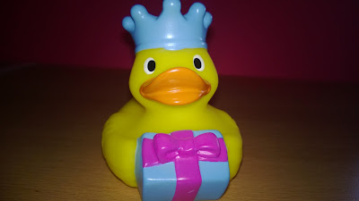 Badeente mit Geschenk und Krone