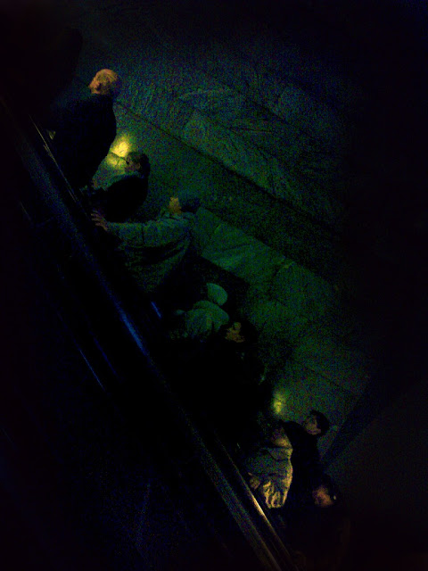 Метрошные монстры рвутся на волю  - художественная фотография  - метрополитен эскалатор, художественная фотография , ломография , мобилография 