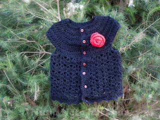 alt="Picot and Lace Sweater, Crochet vest, Red rose, colete em crochet, botão de rosa"