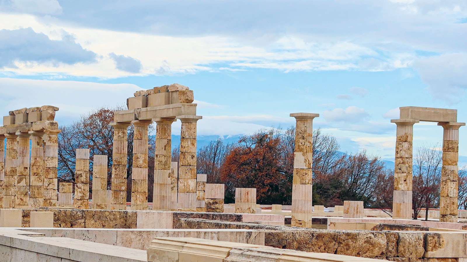 Σχεδιάστηκε για να συγκεράσει την «αγορά» των Μακεδόνων με τη βασιλική εξουσία. Καταστράφηκε από τους Ρωμαίους και χάθηκε από προσώπου γης. Χάρη στις προσπάθειες της Αγγελικής Κοτταρίδη, όμως, το ανάκτορο του Φιλίππου Β΄ στις Αιγές αναστηλώθηκε και εγκαινιάζεται σήμερα από τον πρωθυπουργό Κυριάκο Μητσοτάκη. [Credit: INTIME NEWS / POOL]