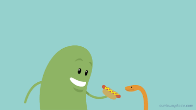 Mala idea alimentar a una serpiente con una salchicha