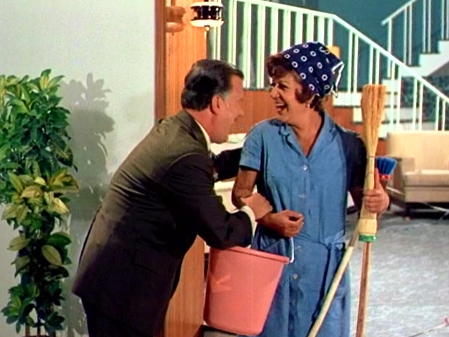 Η Θεία Μου Η Χίπισσα (1970) - Η κυρά-Λένη (Ρένα Βλαχοπούλου) με τον συμπέθερό της μίστερ Πητ (Γιάννη Μιχαλόπουλο) που νομίζει ότι τα ρούχα της δουλειάς της είναι για το μπαλ μασκέ.