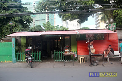 Gate 5 Pochero House, Facade