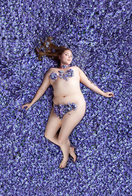 Tattooed Women Recreate ‘American Beauty’ Scene