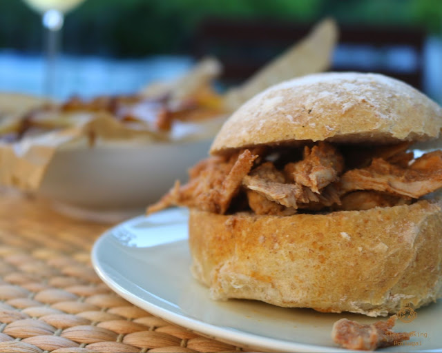 Bifanas no pão na slow cooker