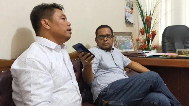 Foto: Wakil Ketua DPRD Kota Padang Ilham Maulana ketika diwawancarai wartawan di ruangan kerjanya.