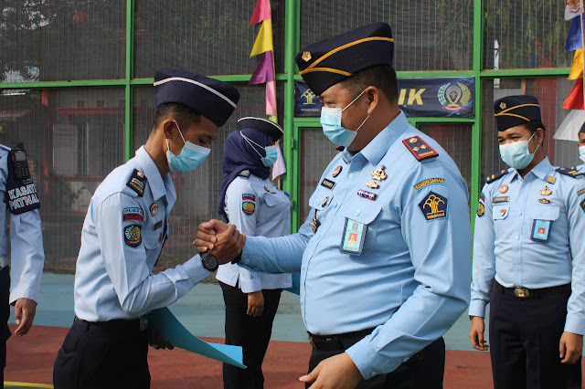 Penyematan Kenaikan Pangkat Pegawai, Kalapas Muara Enim, Herdianto: Teruslah Berikan Kinerja Terbaik untuk Kemajuan Lapas Muara Enim