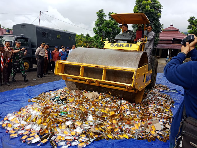 Kemudikan Alat Berat, Walikota Musnakan Ribuan Botol Miras