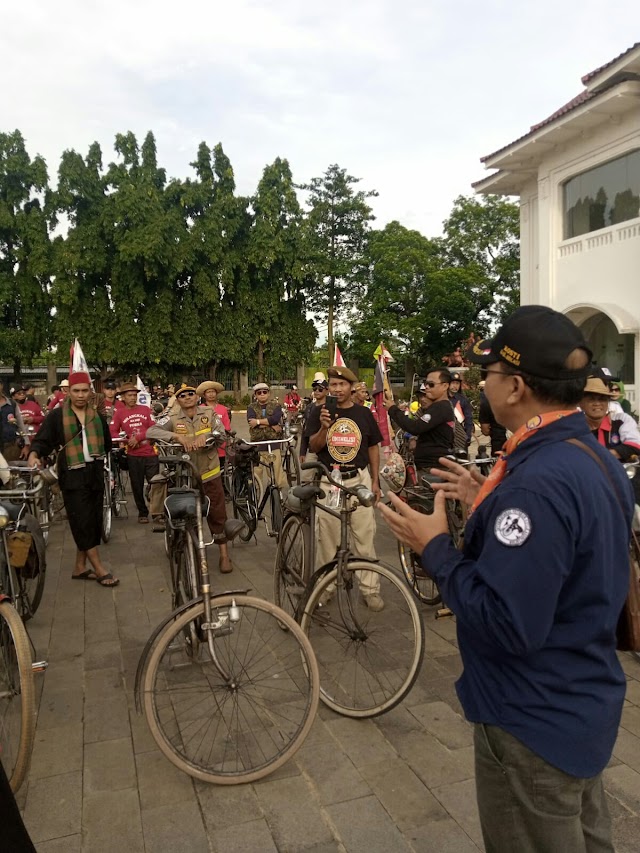 Kolaborasi Dua Kosti Kumpul, 300 Sepeda Onthel Menarik Perhatian Di Stadion Patriot 