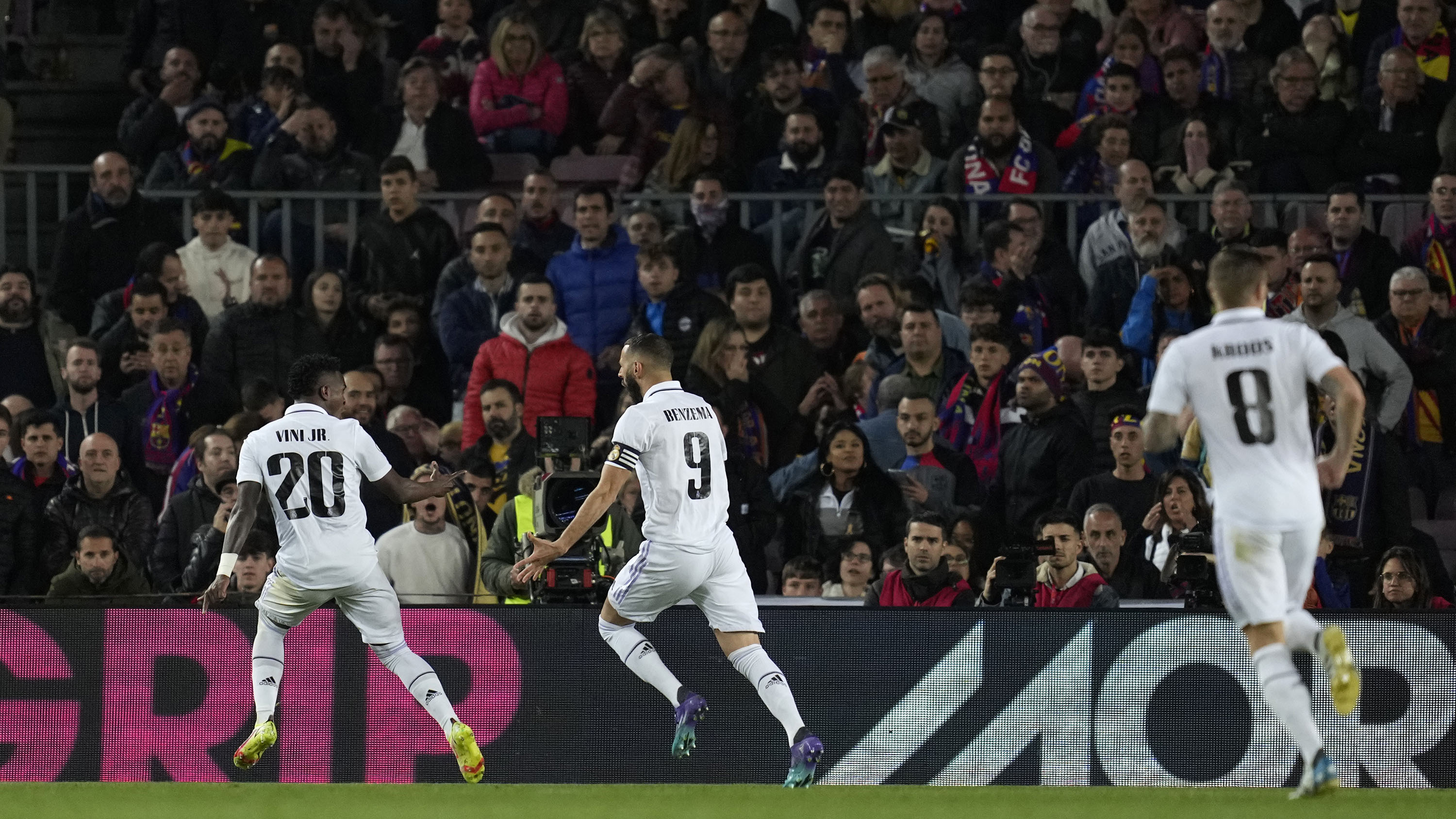 Hattrick Karim Benzema Membawa Real Madrid Acara pesta Gol Kembali di Kandang Barcelona sesudah 60 Tahun