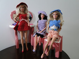 vestidos, shorts, maiô, bolero, bolsa, chapéu e sapatos de crochê para Barbie