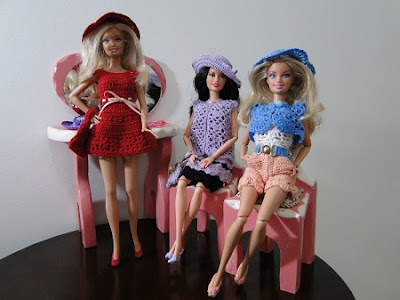 vestidos, shorts, maiô, bolero, bolsa, chapéu e sapatos de crochê para Barbie