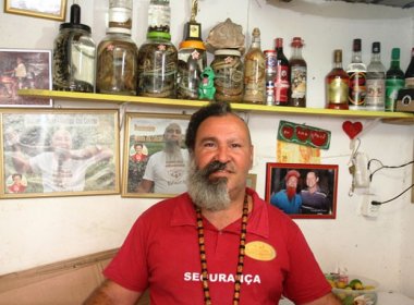 SERRINHA: DONO DE BAR FAZ SUCESSO COM CACHAÇA ‘BATIZADA’ COM COBRA, ESCORPIÃO E ARANHA