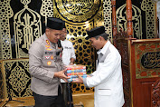 Kapolres Soppeng Serahkan Bantuan Al - Quran Kepada Pengurus Masjid At - Taqwa Dalam Program Safari Subuh