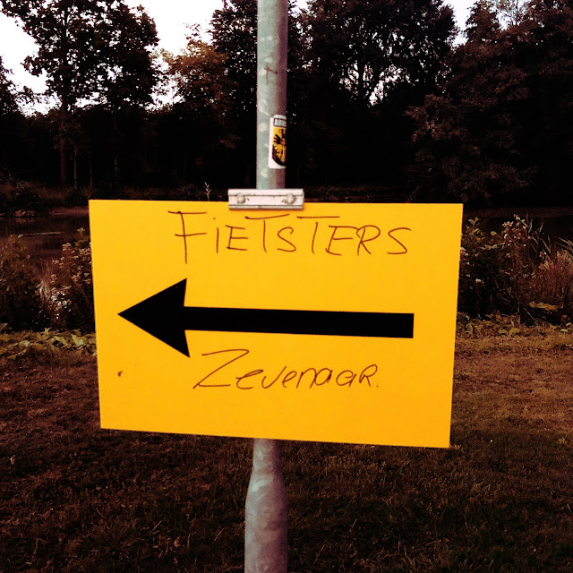 Bord voor 'fietsters' richting Zevenaar