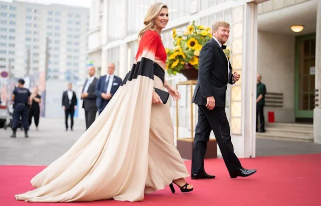 Queen Maxima wore a beige and red kaftan by Jantaminiau modern camouflage collection. Ruby diamond necklace and earrings