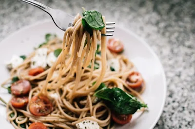 Spaghetti with Chicken, Healthy Spaghetti, Chicken Pasta, Mediterranean Pasta, Easy Dinner Recipes, Chicken Recipes, Spaghetti Recipes, Quick Weeknight Meals, Nutritious Pasta, Family Meal Ideas, Comfort Food, Delicious Chicken Pasta, Pasta with Protein, Healthy Chicken Pasta, Simple Chicken Dishes, Tomato Sauce Pasta, Homemade Spaghetti, Quick Pasta Dishes, Chicken and Pasta Recipes.
