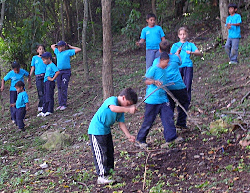 Niños jugando en el Mirador de la Cota Mil (Caracas, Venezuela)