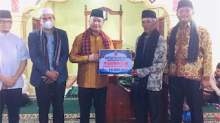 Irwan Fikri Serahkan Bantuan Kepada Pengurus Masjid Nurul Yaqin Bukik Siriah